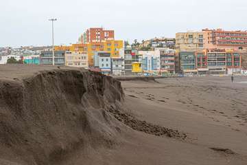 El fuerte oleaje rebana la arena de Melenara/Antonio Rico.